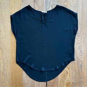 Lush Black Short-Sleeve V-neck Top High-Low Hem Classic Elegant Simple